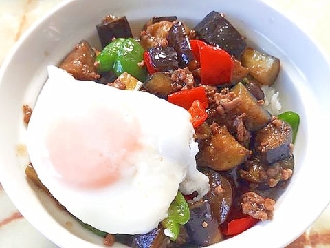 目玉焼きで月見!茄子とピーマンのオイスター丼♪